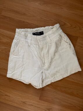Hollister Women's White Elastic-Waist High Rise Shorts